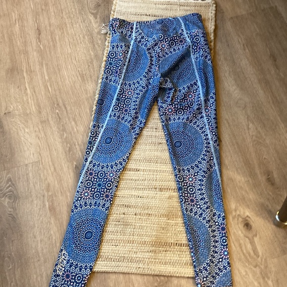 Lorna Jane small yoga pants worn once blue pink design silky soft - Picture 7 of 11